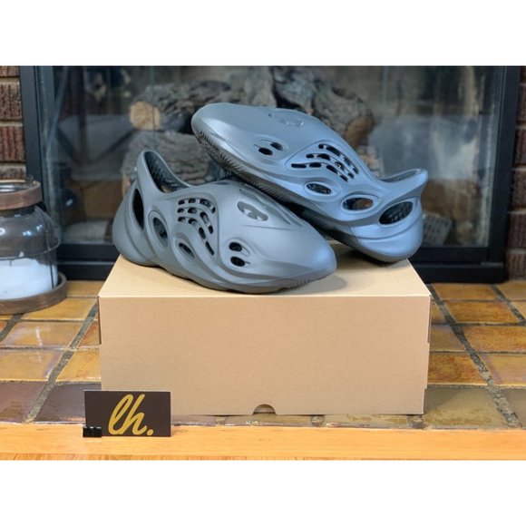 Mens 9 Adidas Yeezy Foam RNR “Carbon” Athletic Shoes IG5349 - Picture 6 of 8